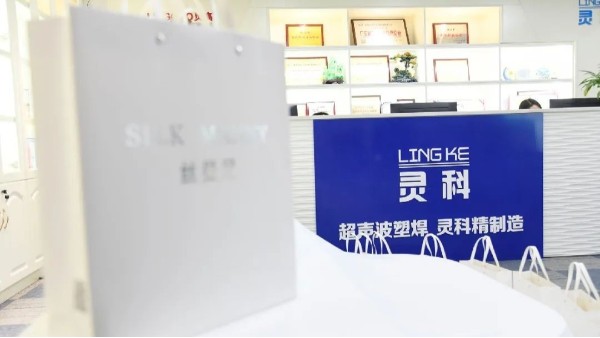 玉鼠辭舊，金牛迎新，靈科年禮賀新春！